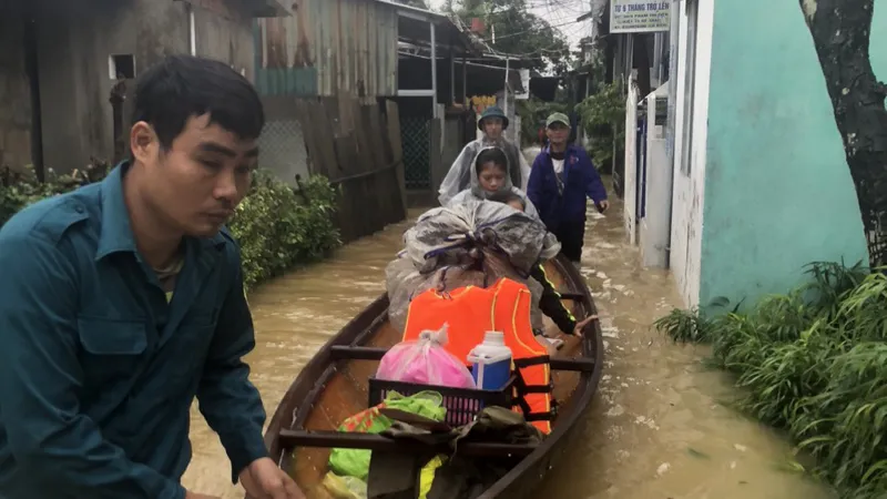 Hỗ trợ thai phụ chuyển dạ thành công trong ngày mưa lũ