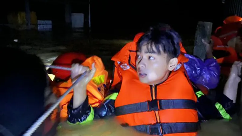 Công an Thừa Thiên - Huế đu dây tiếp cận xóm Gióng ngập sâu để đưa người dân đi tránh lũ dữ ​
