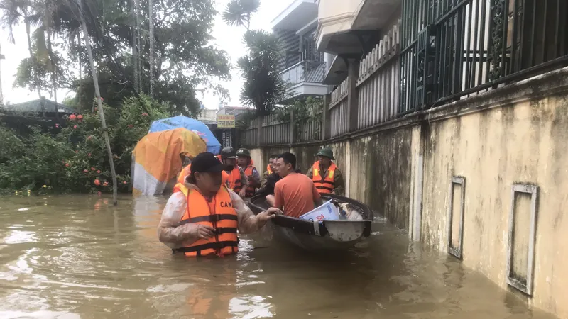Công an dùng ca nô di chuyển khẩn cấp người dân vùng thấp trũng tại Thừa Thiên - Huế đi tránh lũ dữ ​