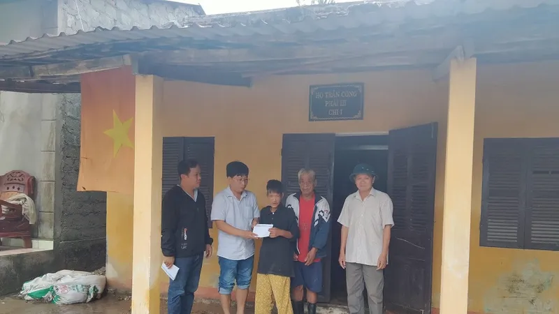 PV Báo SGGP thường trú tại Thừa Thiên – Huế trao tiền hỗ trợ gia đình chị Trần Thị Nhi là hộ gia đình khó khăn ở xóm Gióng, phường An Tây, TP Huế vừa đi tránh lũ trở về ngôi nhà bị ngập sâu trong lũ đêm 14-10. ​