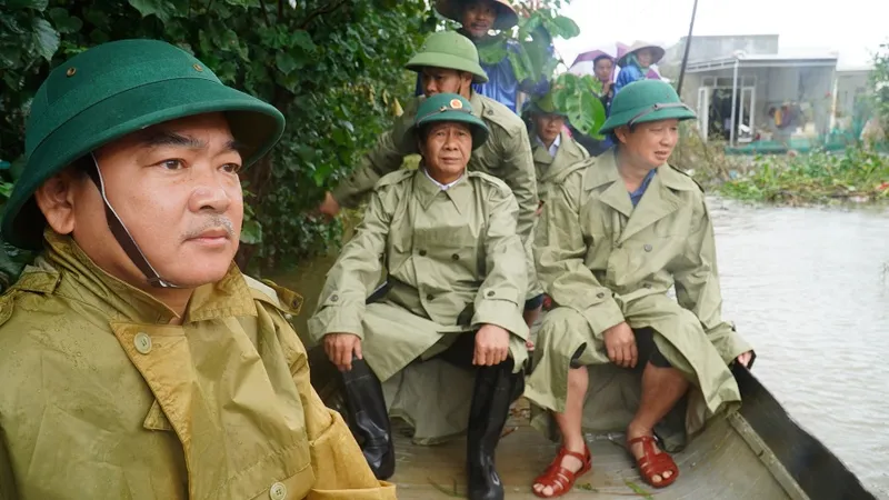 Phó Thủ tướng Lê Văn Thành đi ghe để trực tiếp động viên người dân vùng "rốn lũ" Thừa Thiên - Huế ​