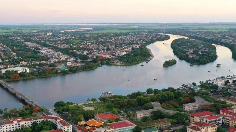 Đô thị Huế nhìn về hướng biển và đầm phá ​