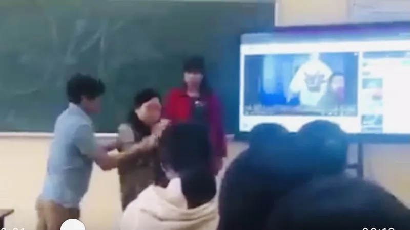 Thầy Phong to tiếng và đẩy cô Tâm ra khỏi lớp học 10A9 được cắt ra từ Clip ​