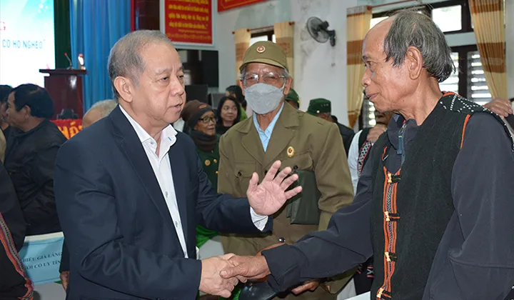 Phó Bí thư Thường trực Tỉnh ủy Thưa Thiên Huế Phan Ngọc Thọ trò chuyện với các già làng, người có uy tín, trưởng thôn, tổ trưởng tổ dân phố của huyện A Lưới