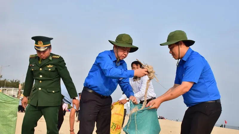 Phó Bí thư Thường trực Tỉnh ủy Thừa Thiên Huế Phan Ngọc Thọ chung tay làm sạch bãi biển ​