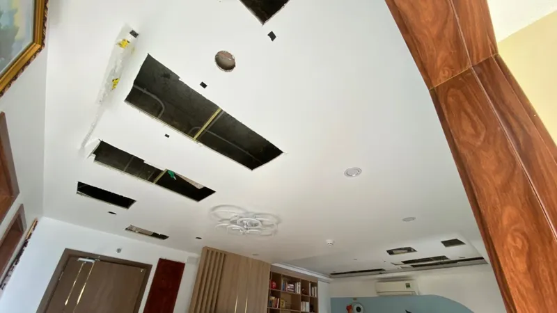 Cuộc sống của người dân bị đảo lộn vì chung cư nứt nẻ và thấm dột 