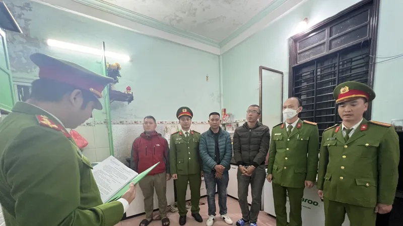 Cơ quan chức năng đọc lệnh bắt tạm giam Lâm và Anh