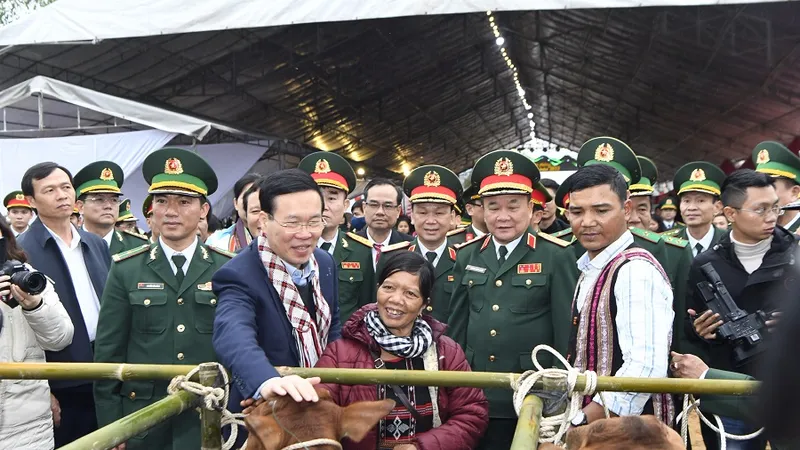 Đồng chí Võ Văn Thưởng tặng bò giống cho các hộ gia đình khó khăn tại huyện A Lưới, tỉnh Thừa Thiên Huế