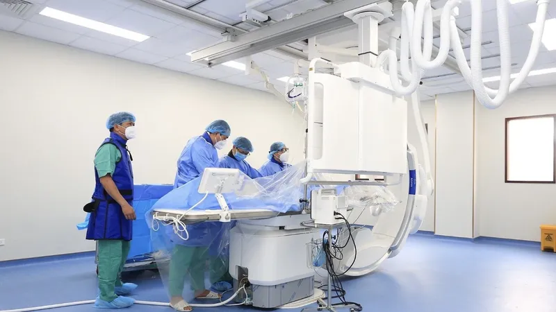 Các y bác sĩ nỗ lực cứu sống bệnh nhân Nguyễn Thị M.
