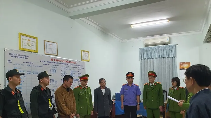 Đọc lệnh bắt giam các đối tượng