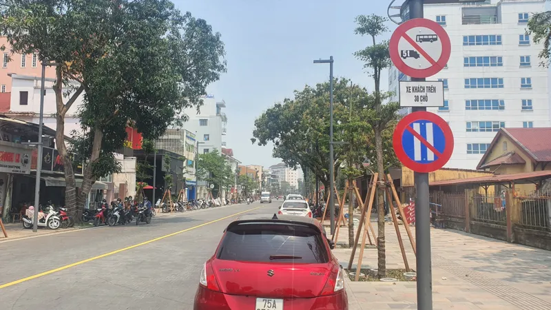 Biển cấm xe tải và xe khách 30 chỗ lưu thông trên đường Hai Bà Trưng, TP Huế khiến người dân bức xúc.