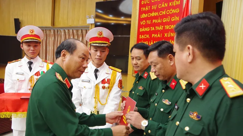 Trung tướng Trần Võ Dũng trao quyết định công tác cán bộ