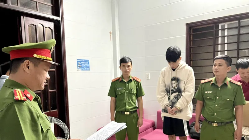 Công an đọc lệnh bắt tạm giam đối tượng Dương R.