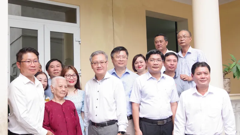 Trưởng Ban Đối ngoại Trung ương Đảng Nhân dân Cách mạng Lào thăm tặng quà tại TP Huế