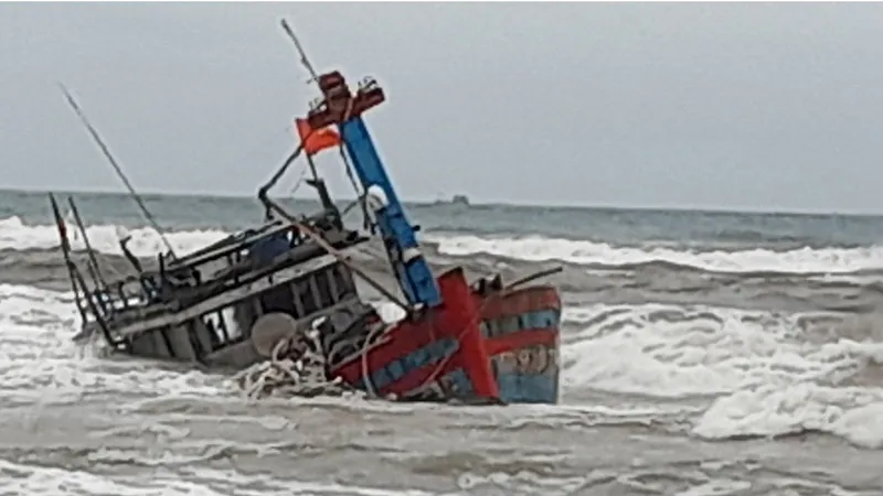 Tàu cá TTH 91075 TS bị đánh chìm
