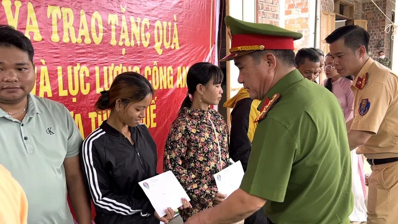 Trao quà cho những hộ khó khăn tại huyện Nam Đông, tỉnh Thừa Thiên Huế