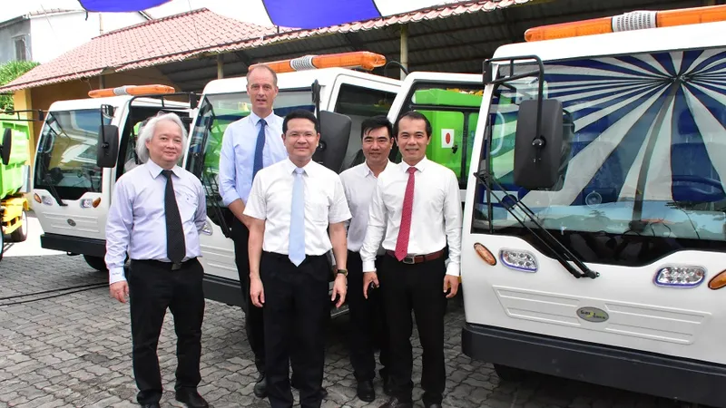 UNDP tài trợ bàn giao cho TP Huế 6 xe điện chuyên dùng thu gom rác
