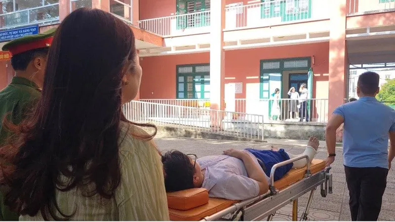 Lãnh đạo Sở GD-ĐT tỉnh Quảng Trị hỗ trợ thí sinh Bùi Phan Đức Tiến đến phòng thi riêng
