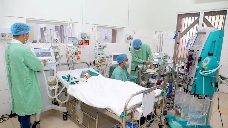 Các bác sĩ nỗ lực cứu chữa bệnh nhân T.H