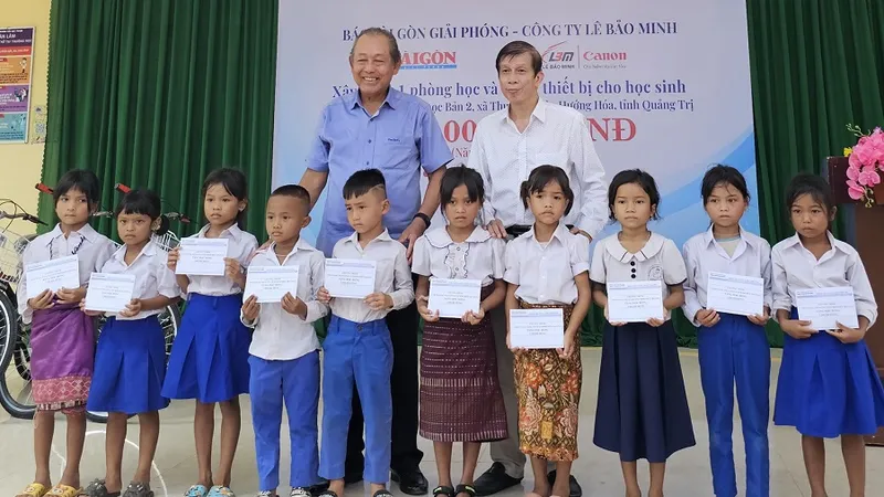 Đồng chí Trương Hòa Bình trao học bổng Báo SGGP tặng học sinh nghèo vượt khó vùng biên giới Quảng Trị