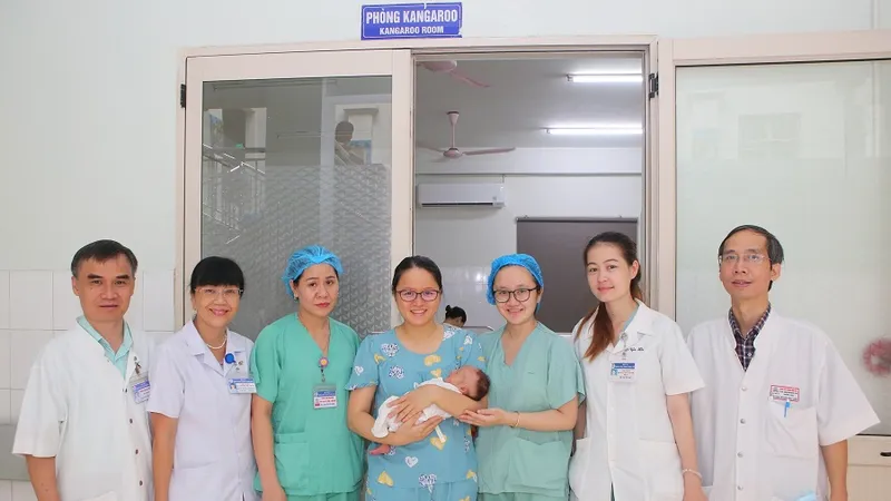 Các y bác sĩ Bệnh viện Trung ương Huế cứu sống bệnh nhi 34 tuần tuổi xoắn nghẹt ruột non hiếm gặp