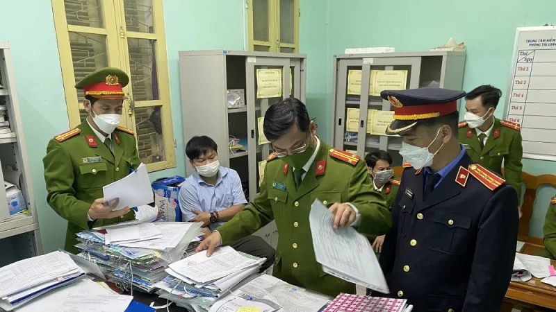 Cơ quan chức năng kiểm tra, thu giữ tài liệu để phục vụ điều tra vụ án tại CDC Thừa Thiên Huế