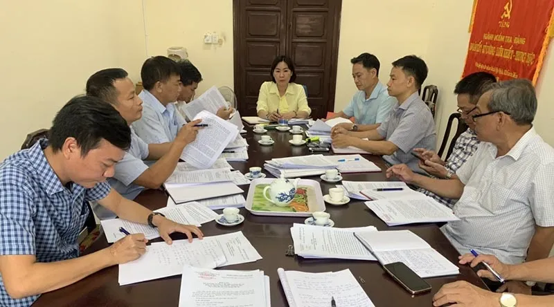 Bà Phạm Thị Minh Huệ, Ủy viên Ban Thường vụ Tỉnh ủy, Chủ nhiệm Ủy ban Kiểm tra Tỉnh ủy chủ trì kỳ họp