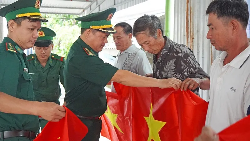 Bộ đội Biên phòng tỉnh Quảng Trị tặng cờ Tổ quốc cho bà con ngư dân