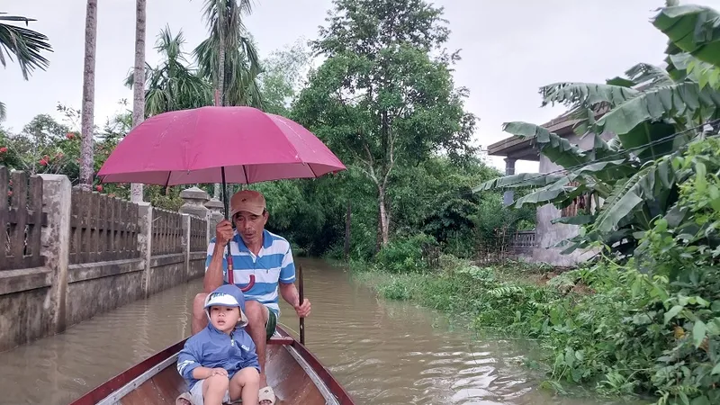 Người dân vùng thấp trũng tại huyện Quảng Điền, tỉnh Thừa Thiên Huế phải dùng thuyền nhỏ đi lại trên đường