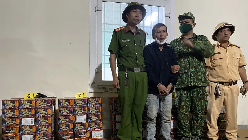 Đối tượng Long bị bắt giữ cùng tang vật