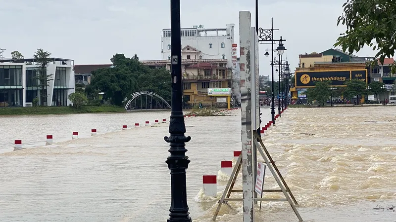 Lực lượng chức năng cấm phương tiện lưu thông qua Đập Đá tại TP Huế vì mưa lũ