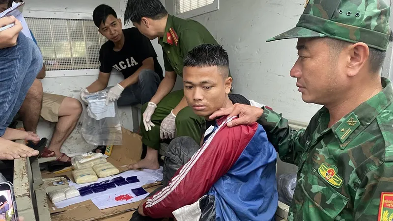Bắt quả tang đối tượng Hồ A Kinh đang vận chuyển 18.000 viên ma túy