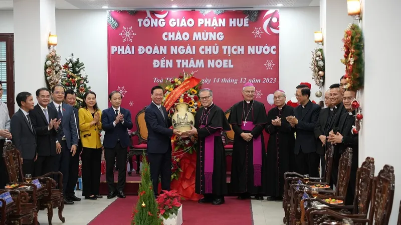 Chủ tịch nước Võ Văn Thưởng tặng quà, chúc mừng Tổng Giáo phận Huế nhân Lễ Thiên Chúa Giáng sinh 2023 và năm mới 2024