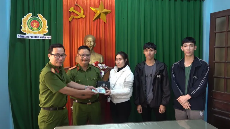 Chị Nhi tiếp nhận lại số tiền bị đánh rơi