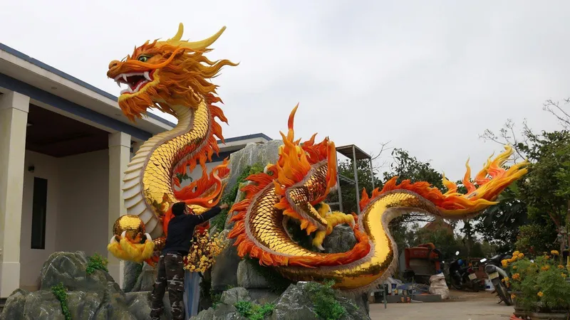 Podcast bản tin trưa 28-1: Lộ diện linh vật rồng nặng 500kg đón tết “gây bão” mạng xã hội tại Quảng Trị; Đình chỉ hội thảo thẩm mỹ trái phép có liên quan đến ông “Mr. Lee”