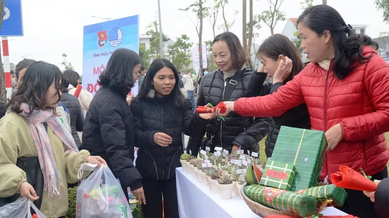 Đổi rác thải lấy quà tại lễ phát động phong trào Ngày Chủ nhật tại Thừa Thiên Huế năm 2024