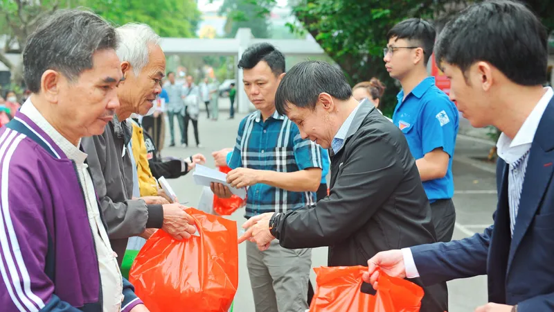 Lãnh đạo Bệnh viện Trung ương Huế tặng quà cho các bệnh nhân nghèo ở xa về quê ăn tết