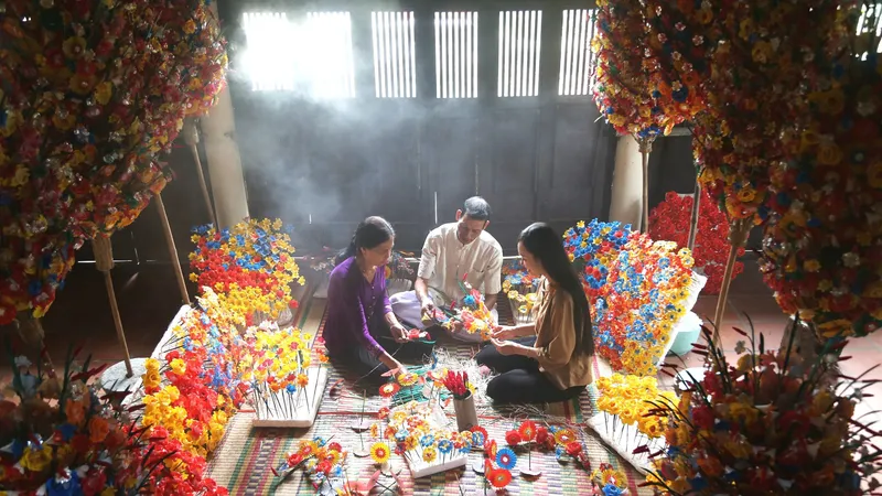 Những loài hoa giấy Thanh Tiên mô phỏng trong tự nhiên đã thu hút rất đông giới trẻ và du khách khắp nơi đến tham quan, trải nghiệm và chụp ảnh