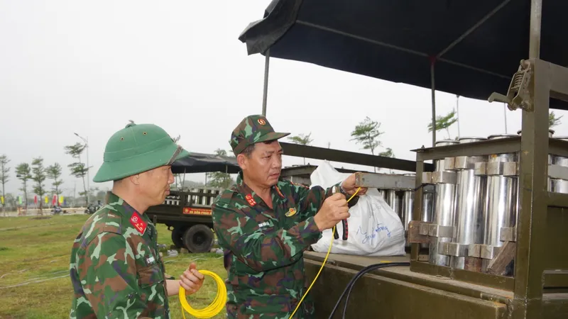 Các kỹ thuật viên đấu nối, kiểm tra một cách cẩn thận từng dàn pháo