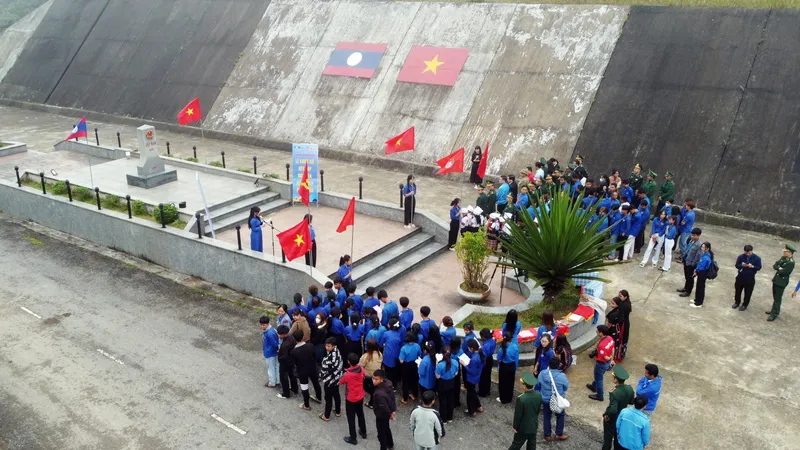 Đoàn viên thanh niên các đơn vị tham dự chương trình “Tháng Ba biên giới” tập trung tại cột mốc 666.
