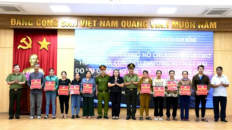 Tặng quà các hộ tiểu thương bị thiệt hại do cháy chợ Khe Tre, huyện Nam Đông