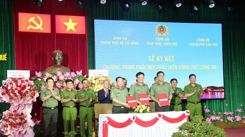 Lễ ký kết chương trình phối hợp thực hiện công tác Công an giữa Công an tỉnh Thừa Thiên Huế với Công an TPHCM và Công an TP Cần Thơ