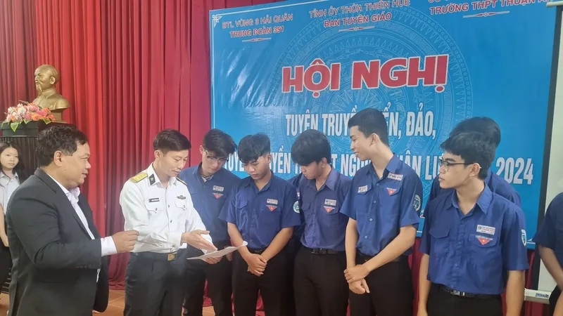 Trung đoàn 351, Bộ Tư lệnh Vùng 3 Hải quân phối hợp Ban Tuyên giáo Tỉnh ủy Thừa Thiên Huế tổ chức hội nghị tuyên truyền biển đảo; tuyên truyền thu hút nguồn nhân lực năm 2024 tại Trường THPT Thuận An (TP Huế)