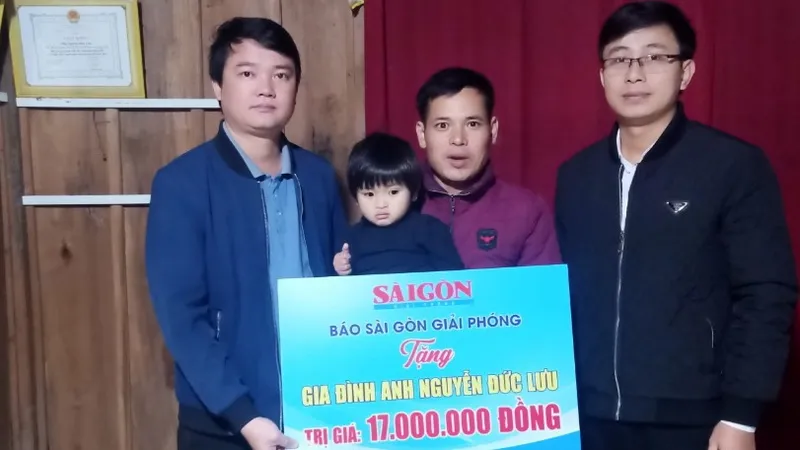 Trao 51 triệu đồng giúp 3 bệnh nhân nghèo ở Thừa Thiên Huế và Quảng Trị
