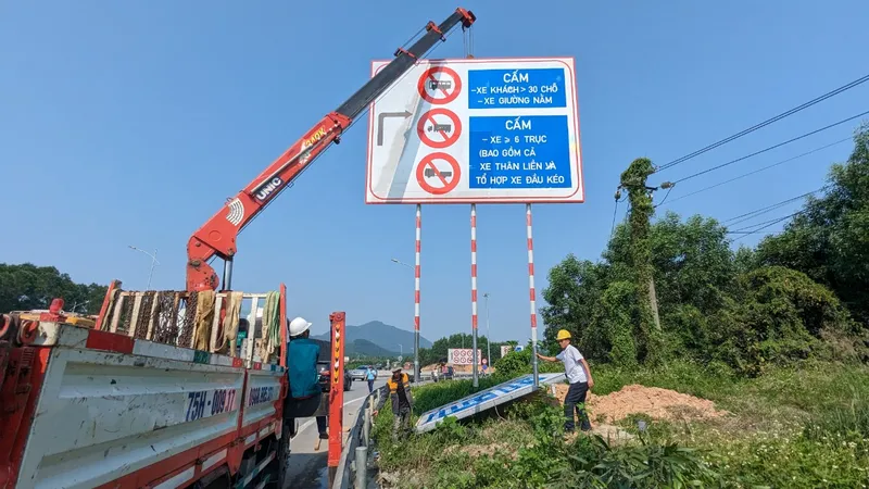 Sáng 4-4, Ban quản lý dự án đường Hồ Chí Minh bắt đầu triển khai lắp đặt biển báo cấm một số loại xe tại nút Cầu Tuần dẫn lên cao tốc Cam Lộ - La Sơn 