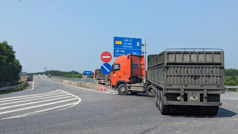 Phương tiện cấm lưu thông trên đường cao tốc Cam Lộ - La Sơn buộc phải trở về, đi Quốc lộ 1A qua Thừa Thiên Huế và Quảng Trị