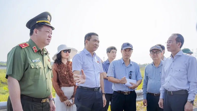 Đoàn công tác Ủy ban Quốc phòng và An ninh của Quốc hội khảo sát thực tế nút giao Dự án cao tốc Cam Lộ - La Sơn