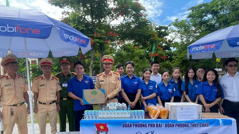 CSGT trao sữa và nước uống để lực lượng tiếp sức mùa thi tại thị xã Hương Thủy hỗ trợ thí sinh
