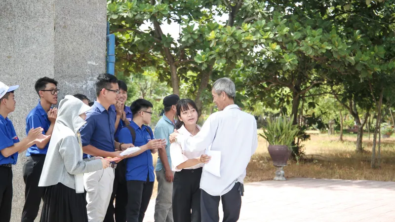 Hạnh phúc của phụ huynh khi con cháu vừa hoàn thành tốt môn thi Ngữ văn tại điểm thi Trường THCS Phú Thượng