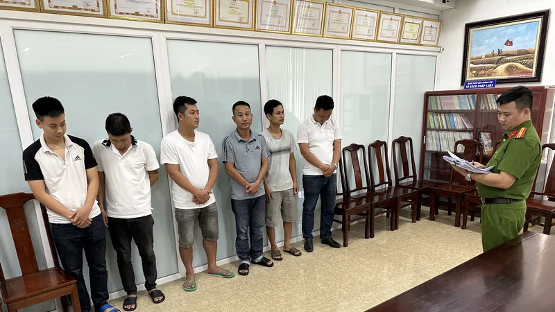 Công an đọc lệnh tạm giữ hình sự 6 đối tượng